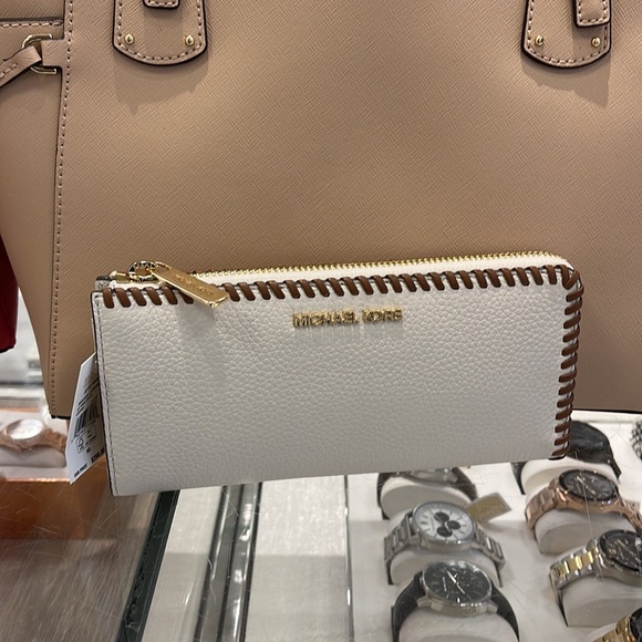 Michael Kors Jet Set Travel Large Pebble Leather Quarter-Zip Wallet
NWT - Picture 14 of 16